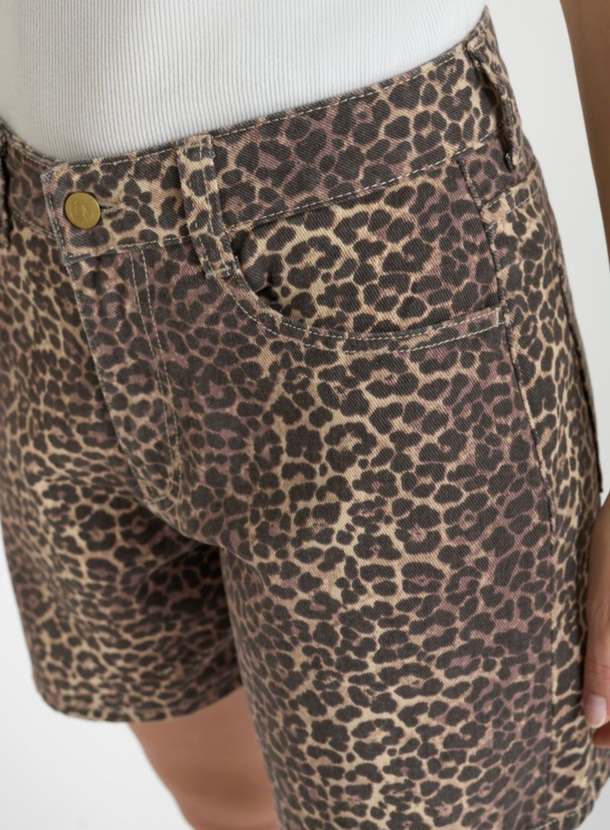 Le Temps des Cerises Short In Leopard Print