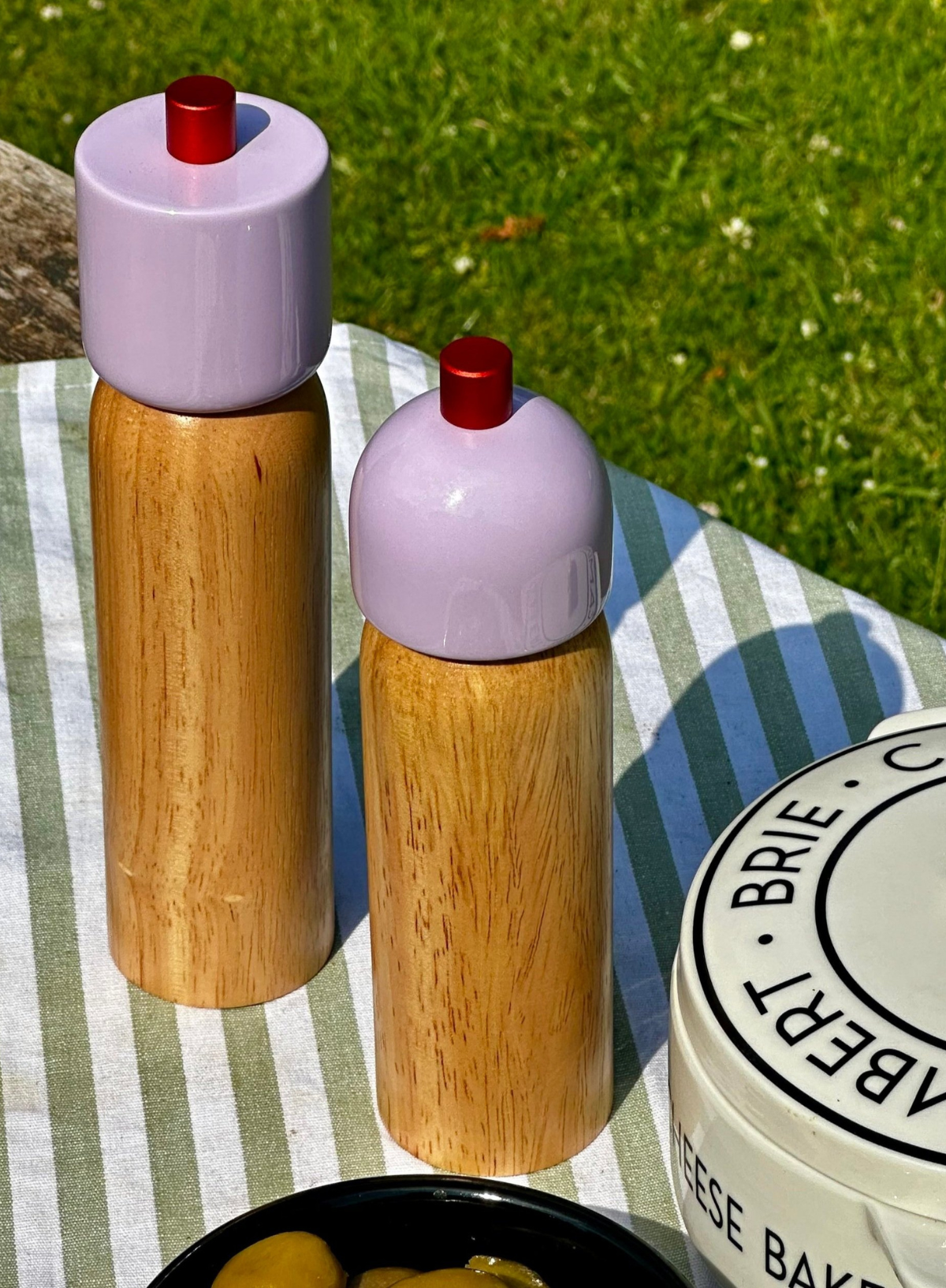 Large Salt/Pepper Grinder in Lilac & Red from MÆGEN