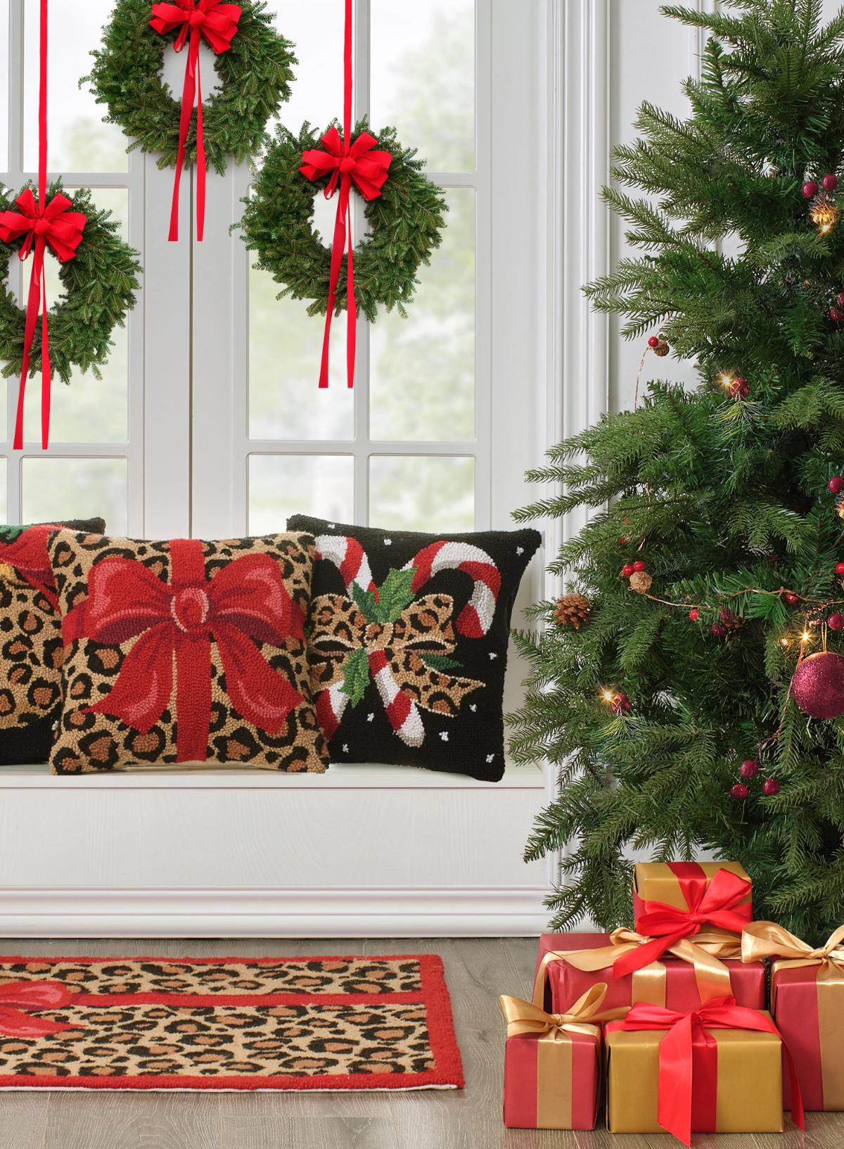 Leopard Present Hook Cushion from Peking Handicraft