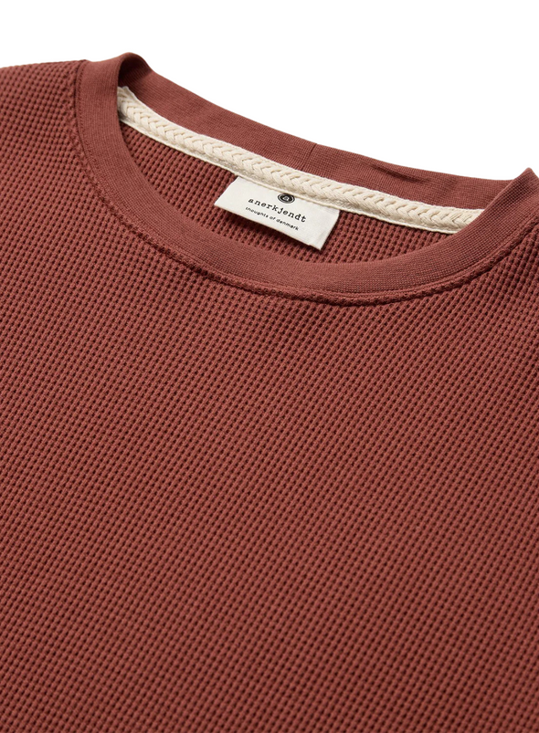 Kikki SS Waffle Tee in Auburn from Anerkjendt