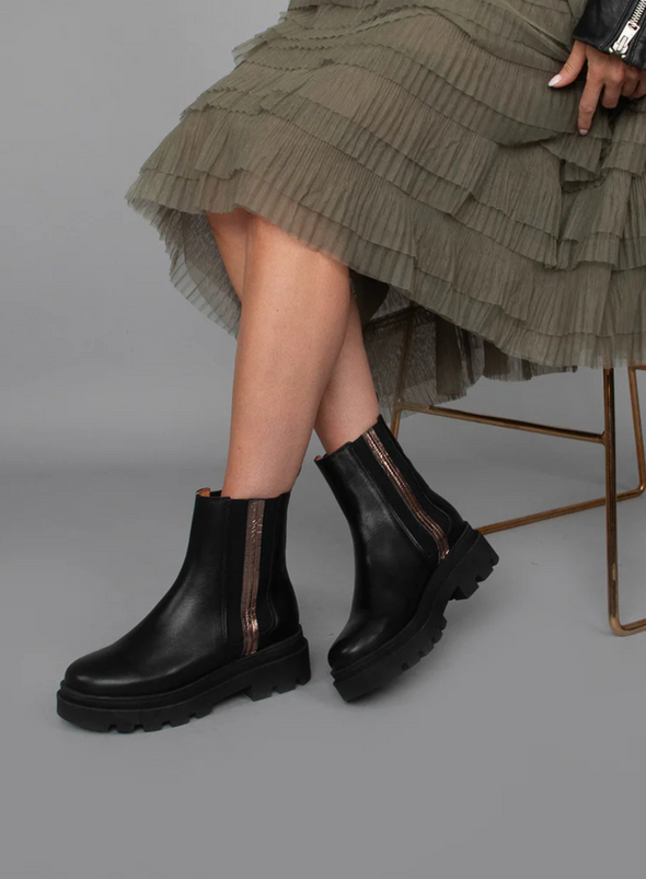 Olga Chelsea Boots in Black from Esska