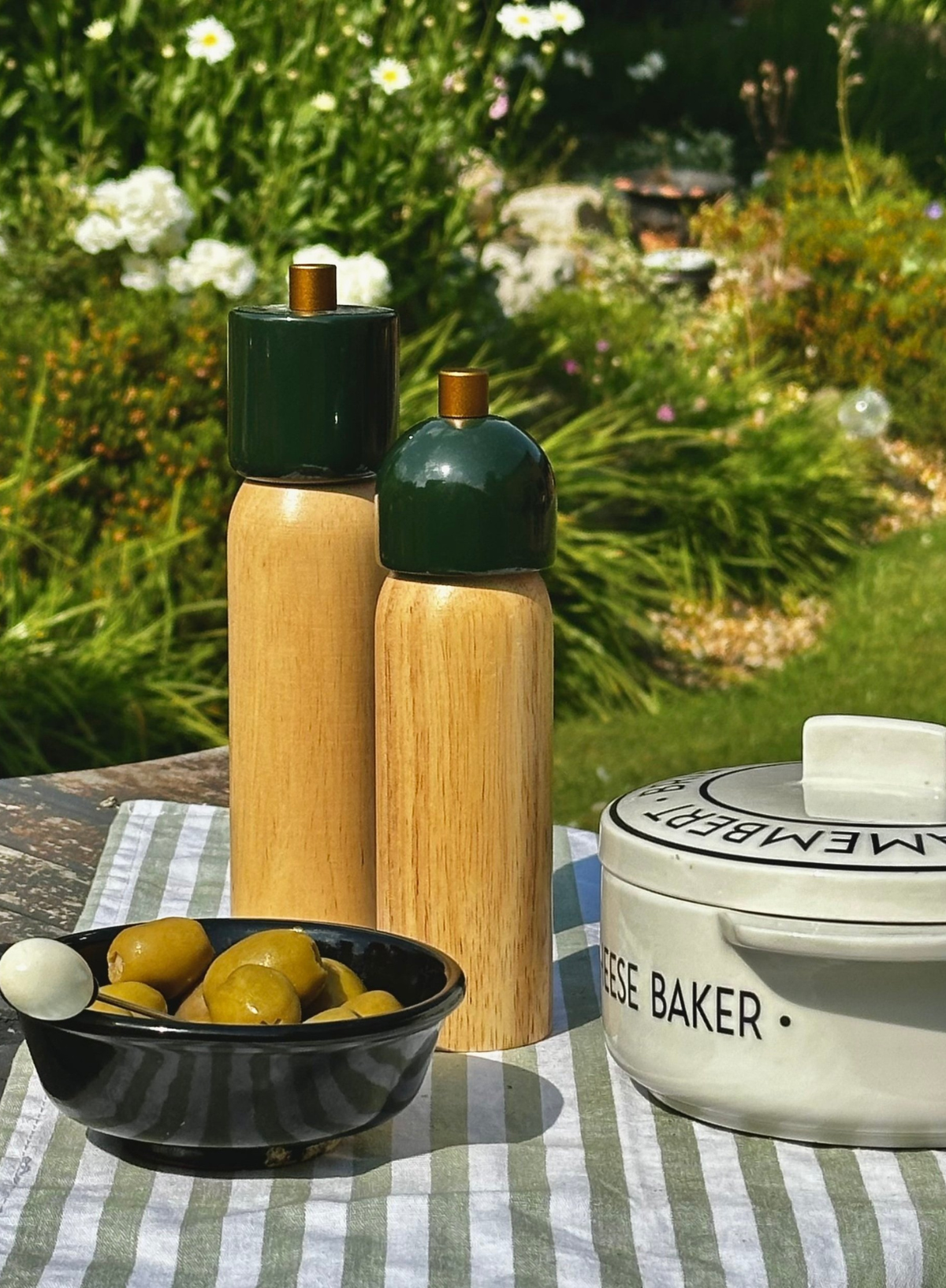 Medium Salt/Pepper Grinder in Green & Gold from MÆGEN