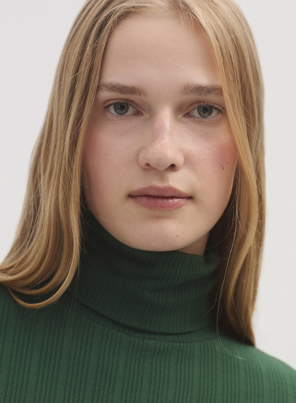 Basic Ribbed Turtle Neck T-Shirt in Green 249 from Nice Things