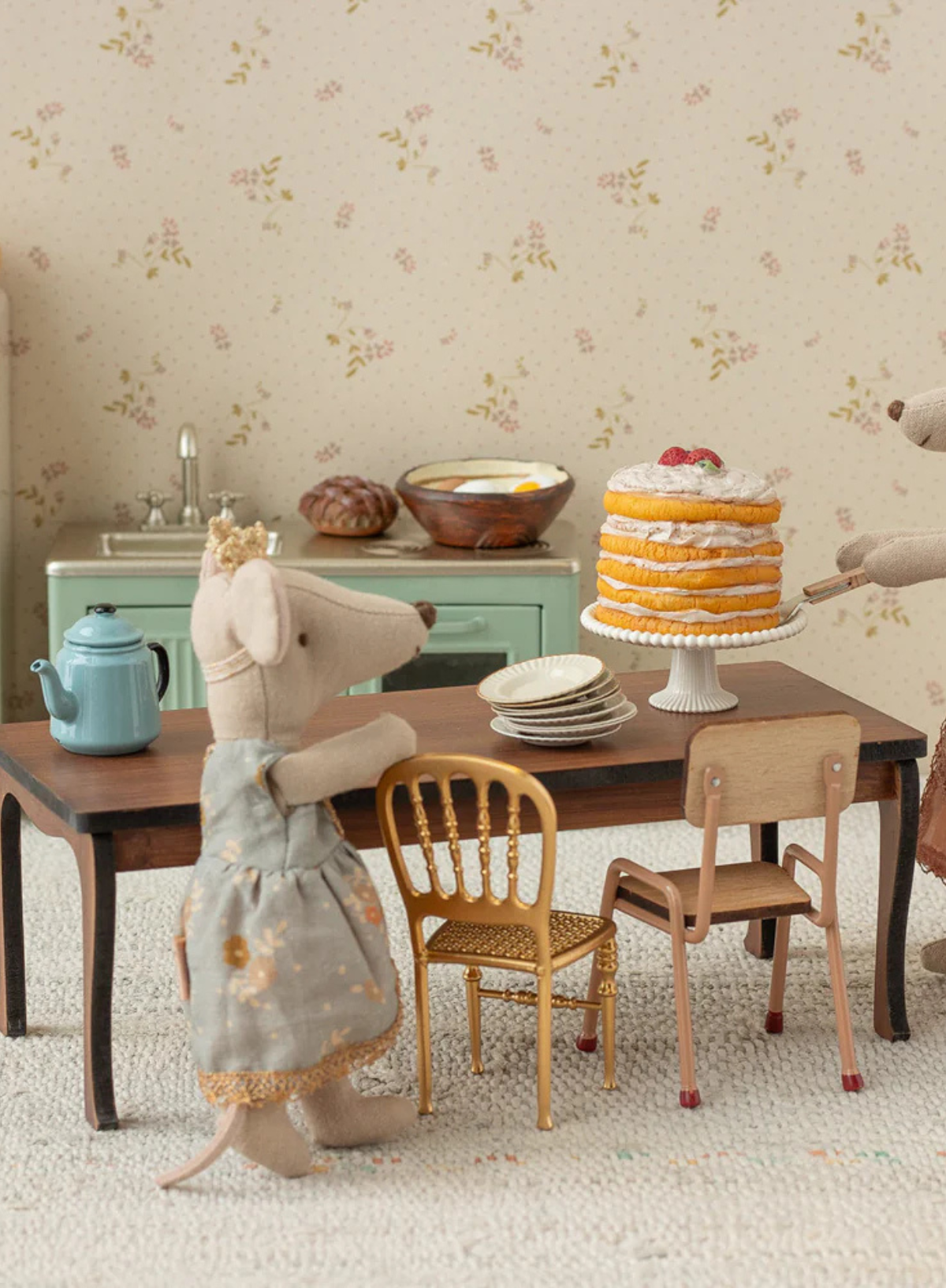 Maileg Patty Cake and Cake Stand Mouse in Off White