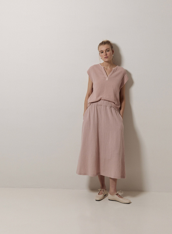Camelia V-Neck Cap Sleeve Top in Pale Pink from Yerse