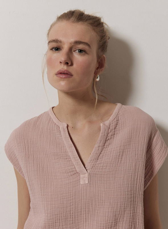 Camelia V-Neck Cap Sleeve Top in Pale Pink from Yerse
