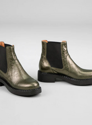 Pair of Esska Bora Graphito Leather Chelsea Boots on a grey background. Front and side shot showcasing the round toe shape of these ankle boots and the elasticated side panels.