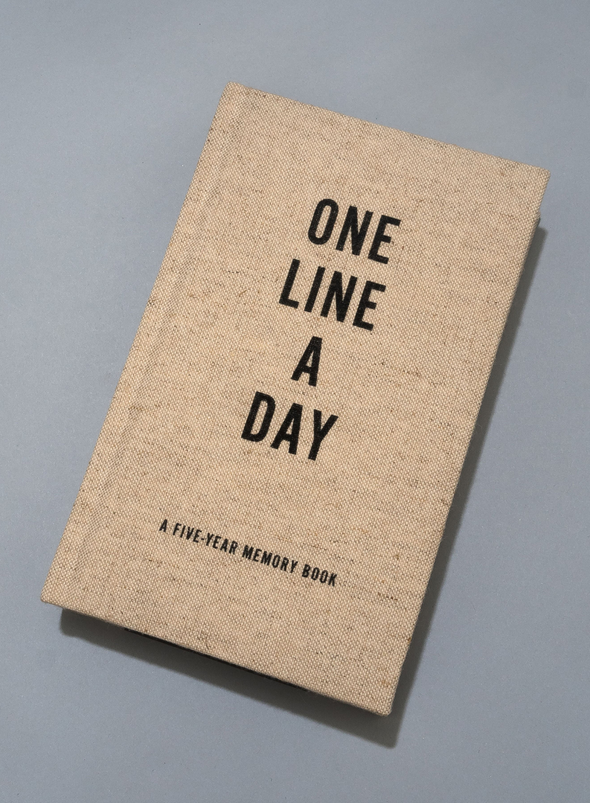 One Line A Day: A Five Year Memory Book (Canvas)