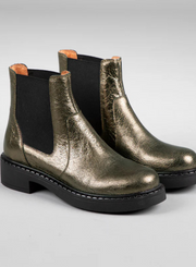 Pair of Esska Bora Graphito Leather Chelsea Boots. Side front shot showcasing the round toe shape, metallic appearance and block heel of these leather ankle boots.