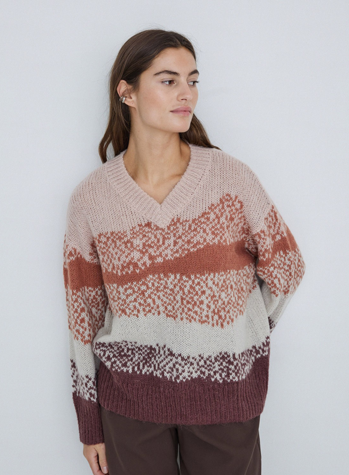 Nicky V-Neck Pattern Jumper in Pale Pink from Yerse