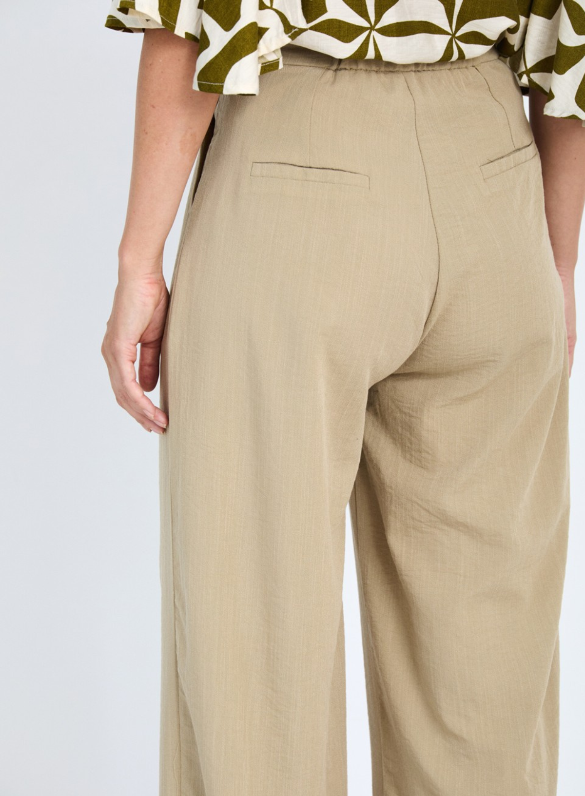 Skatïe Flowing Pleated Trousers in Brass